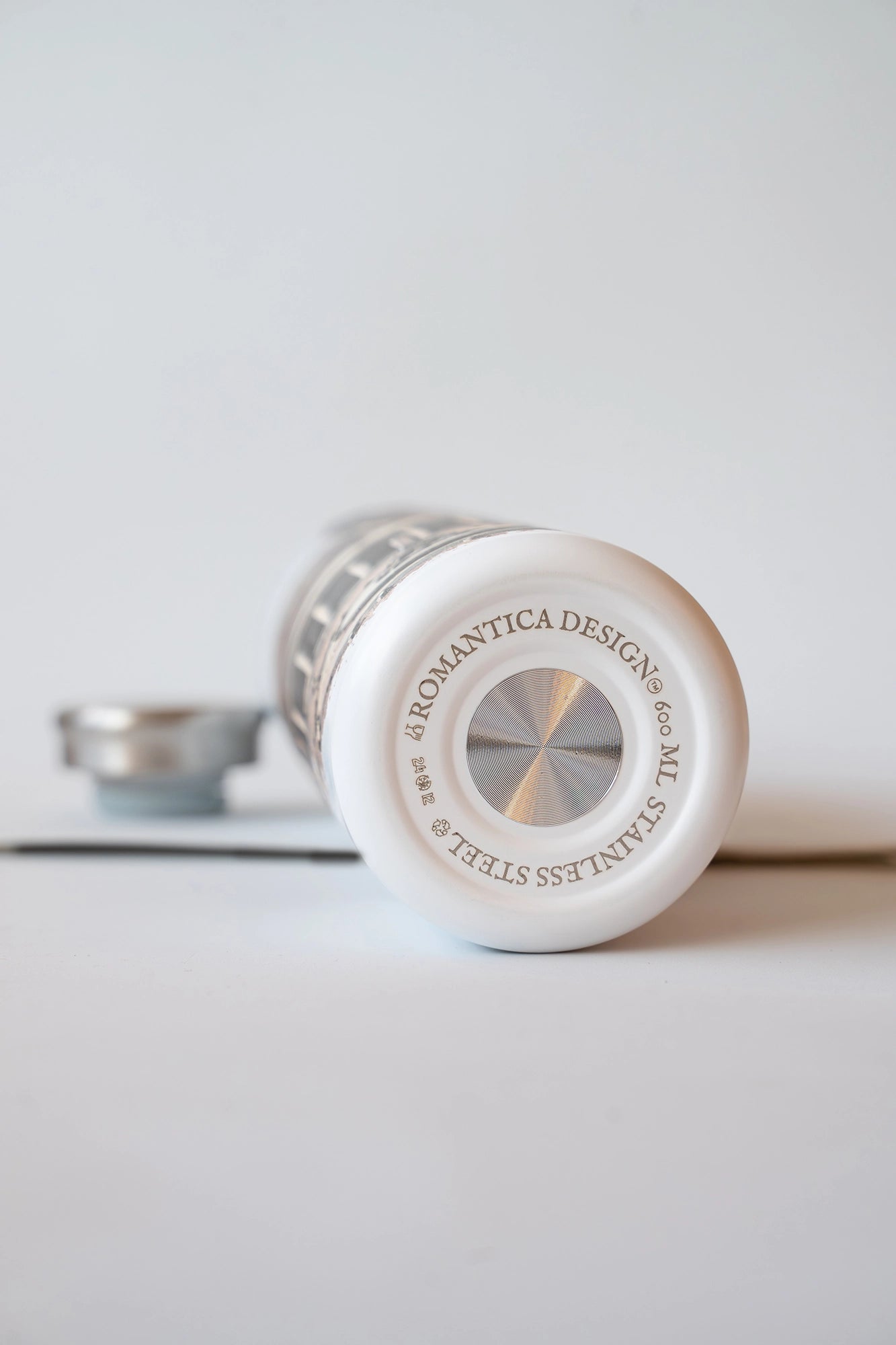 Luxury reusable thermal water bottle inspired by the Spanish Steps in Rome, with eco-friendly collectible packaging by RomAntica Design – perfect Italian souvenir and gift.