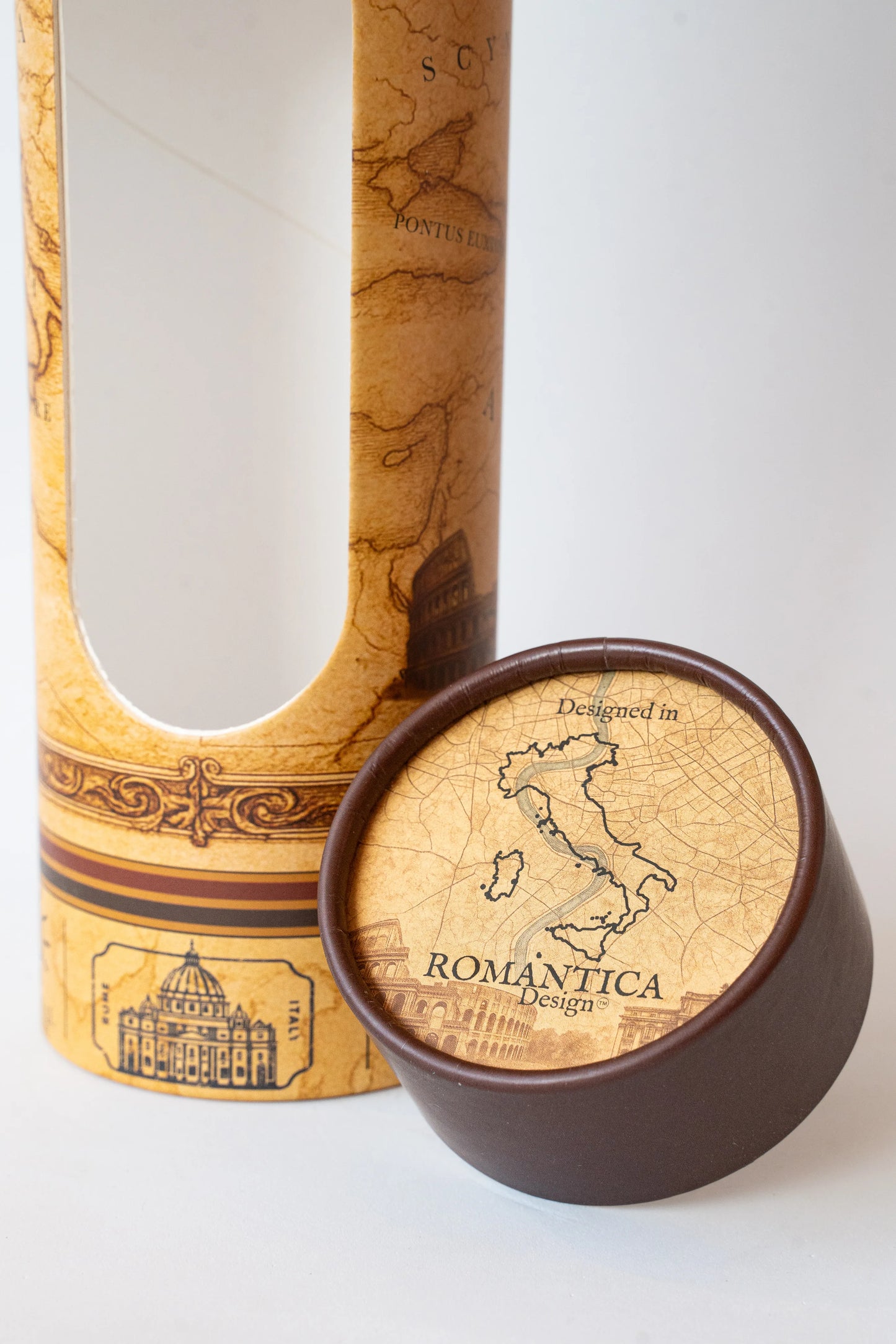 Luxury reusable thermal water bottle inspired by the Colosseo in Rome, with eco-friendly collectible packaging by RomAntica Design – perfect Italian souvenir and gift.