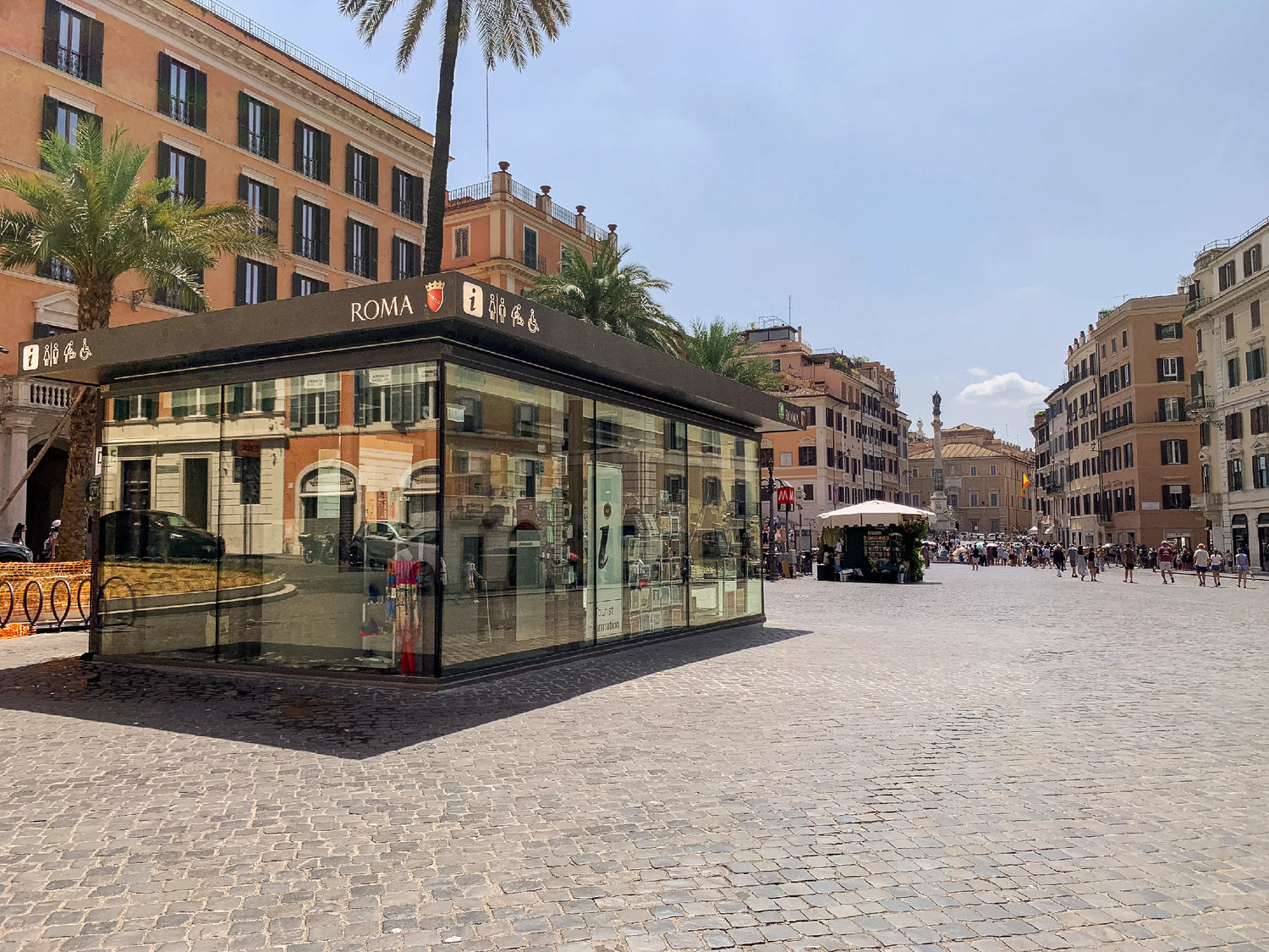 P.Stop InfoPoint Piazza di Spagna, Spanish Steps Rome — RomAntica Design premium thermal bottles souvenir